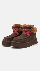Botas UGG Funkarra de caña baja color marrón, con interior de piel de oveja y plataforma. Presentan cordones de tela con diseño geométrico en tonos rosa y marrón.