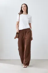 Remera blanca de algodón con cuello redondo y bordado de flores en el frente.