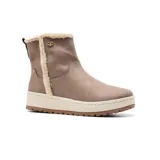 Bota corta color beige, con interior de piel sintética, plataforma y suela de goma.