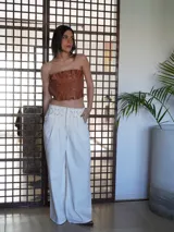 Pantalón vaquero de tiro alto, corte amplio y color blanco.