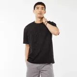 Camiseta negra de manga corta con cuello redondo y diseño jacquard de hojas.