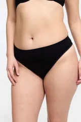 Conjunto de ropa interior blanco, compuesto por un corpiño de breteles finos y una bombacha tipo colaless con detalles de puntilla.
