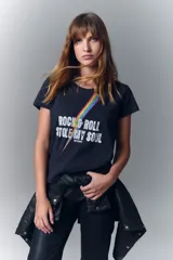 Remera negra de algodón con estampado frontal de la frase "Rock & Roll Stole My Soul" en letras blancas y un rayo de arcoíris.