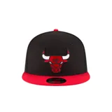 Gorro snapback New Era 9FIFTY de los Chicago Bulls, con corona bicolor negra y roja, visera plana y logo de los Bulls bordado al frente.