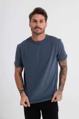 Remera azul de corte clásico y mangas cortas.