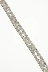Cinturón elástico bordado en mostacillas y canutillos plateados, con apliques de strass y espejos en forma de triángulos.