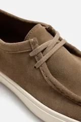 Zapato casual de cordones color negro. Capellada de piel con acabado serraje. Detalle de bordón en el empeine. Horma redonda y suela a contraste color crema.