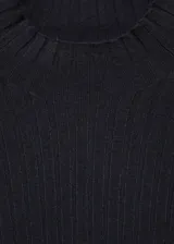 Vestido midi negro de tejido de punto fino en canalé, con cuello alto y manga larga. Diseño evasé sin cierre.