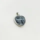 Dije con forma de corazón, realizado en plata 925 y obsidiana copo de nieve.