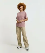 Remera boxy fit color rojo, de manga corta, cuello redondo y sisa deslocada. Confeccionada en algodón BCI.