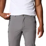 Pantalón de senderismo gris con corte ajustado, bolsillos con cierre y puños ajustables. Fabricado con tejido Omni-Shield™ que repele la humedad y Omni-Shade™ Broad Spectrum UPF 50 que protege del sol.