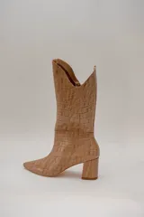 Bota de caña media color negro con estampado croco, punta fina y taco cuadrado.