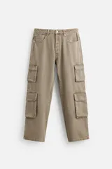 Pantalón cargo de denim color beige, corte relaxed fit, con bolsillos laterales tipo parche con solapa y cierre frontal con botones.