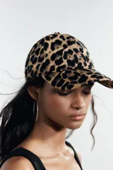 Gorra de sarga con estampado animal print de leopardo, con visera y ajuste trasero.