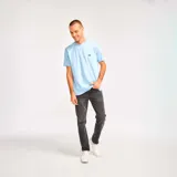 Remera celeste de algodón con bolsillo en el pecho izquierdo y logo de CAT bordado en negro. Corte clásico y mangas cortas.