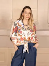 Pantalón ancho de tencel color azul jeans, con bolsillos laterales y cintura elástica.