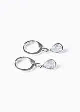 Par de aros plateados con cierre de gancho y dije colgante en forma de gota con zirconia blanca.