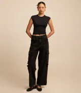 Pantalón recto de jeans negro con bolsillos cargo laterales y friso delantero.