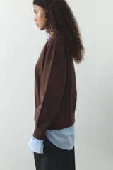 Sudadera azul de cuello redondo y manga larga con acabados en rib.