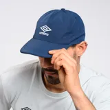 Gorra de gabardina celeste con logo Umbro bordado en blanco en el frente.