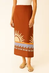 Falda midi de lino y viscosa color marrón con estampado de soles, olas y conchas.
