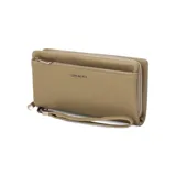 Billetera color beige con doble compartimento con cierre, correa de mano y logo de la marca en el frente.