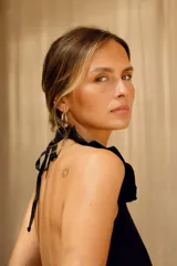 Musculosa negra de lino con cuello tableado y espalda descubierta con tiras regulables.