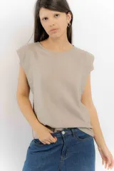 Remera blanca de lino y tencel, con mangas cortas abullonadas.