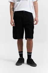 Bermuda de jean negra, corte recto, con bolsillos cargo laterales y traseros.