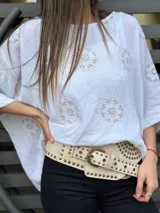 Remera blanca de lino con bordado floral en color beige.
