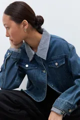 Chaqueta de jean de lavado medio, corte holgado, con cuello y puños de tela estampada a cuadros vichy en blanco y negro.