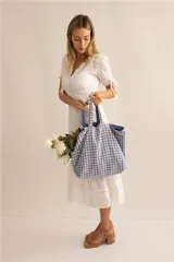 Vestido midi blanco con bordado inglés, escote en V, mangas cortas abullonadas con ajuste de lazo y falda acampanada.