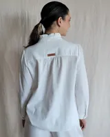 Camisa color crudo con cuello mao y volados en el frente.
