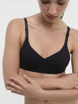 Soutien negro con breteles regulables.