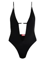 Traje de baño entero negro de corte alto, con tirantes finos, escote en V profundo y dije metálico con el logo de la marca en el centro del busto.