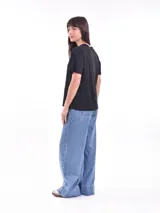 Remera gris de corte recto y mangas cortas.
