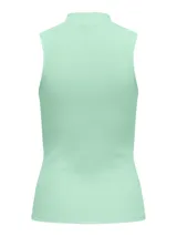 Musculosa verde menta de punto, con cuello alto y corte ajustado.