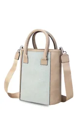 Matera color beige con diseño frontal en telar rayado celeste. Cuenta con correa de galón extensible y manijas cortas.