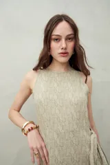 Vestido largo color beige con estampado abstracto, sin mangas y con cuello redondo.