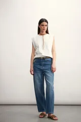 Remera musculosa negra con hombreras marcadas y cuello redondo.