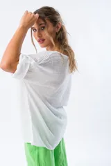 Blusa blanca de viscosa con escote redondo y mangas cortas.