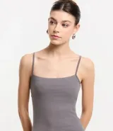 Vestido corto color rosado, de escote recto, con breteles finos y confeccionado en algodón con elastano.