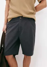 Bermuda color gris topo, de corte chino.