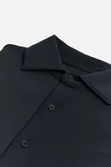Camisa azul marino slim fit de manga larga con cuello italiano abierto y cierre frontal con botones.