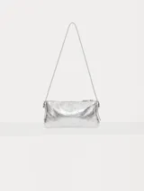 Mini cartera plateada de cuero con correa fina del mismo material y aplique metálico JCH en el frente.