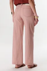 Pantalón de jean blanco de lino strech, corte recto y tiro alto.