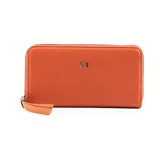 Billetera naranja de cuero sintético, con cierre perimetral y correa de mano. Tiene el logo de la marca en el frente y múltiples compartimentos internos.