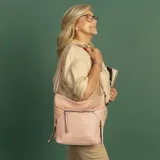 Cartera de simil cuero color rosa, con apertura superior con cierre, bolsillo frontal con cierre y tachas metálicas, bolsillos verticales y bolsillo trasero con cierre. Incluye división al medio y bolsillos internos.