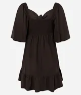 Vestido corto evasé color marrón chocolate, con escote corazón, nudo en el escote, mangas cortas con volados, lastex en la espalda y volado en el bajo.