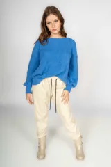 Sweater azul de punto con textura suave.